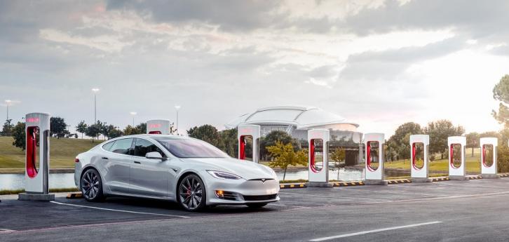Lar España se alía con Tesla: los coches eléctricos podrán cargarse en sus centros comerciales